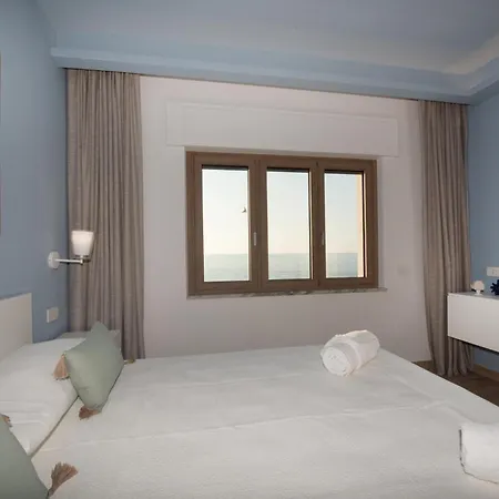 La Marina Luxury 피조